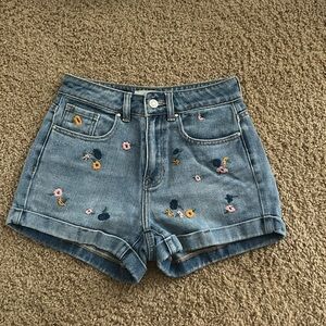 Embroidered mom short